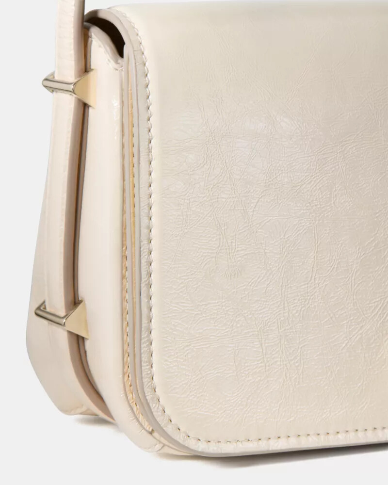 bolsa transversal liv crinkle patent leite de caju