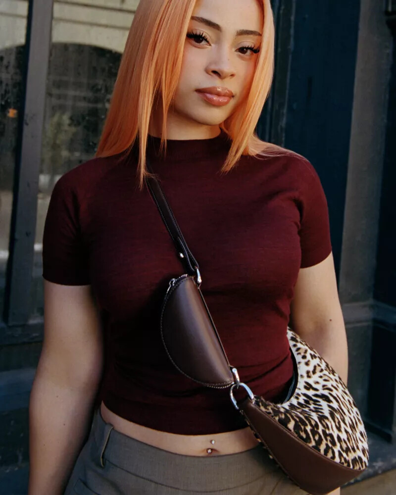 bolsa transversal duo leopard haircalf com estampa de leopardo multicolorida