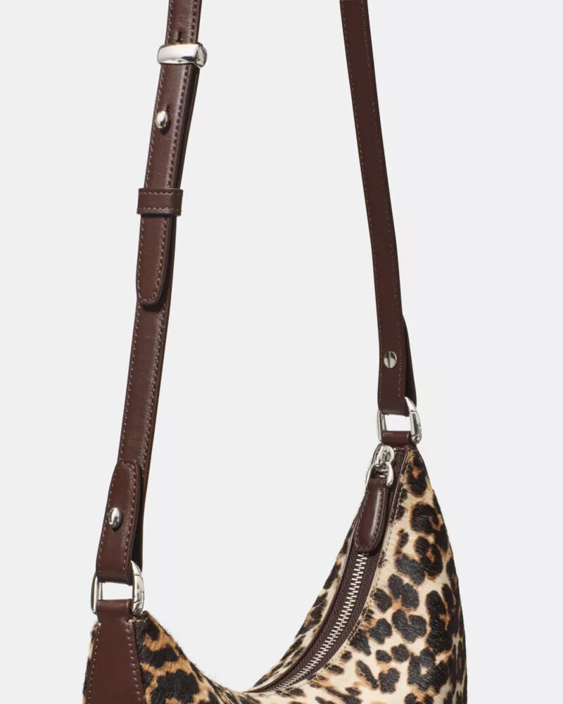 bolsa transversal duo leopard haircalf com estampa de leopardo multicolorida