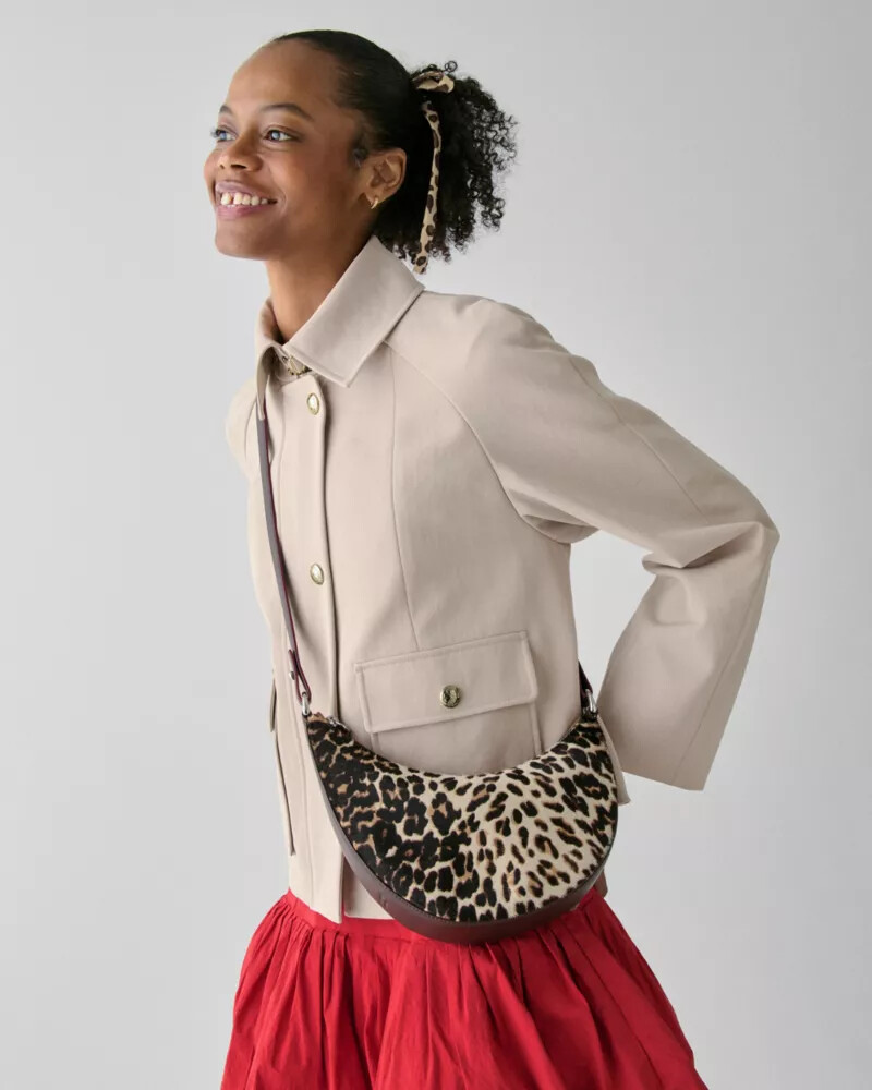 bolsa transversal duo leopard haircalf com estampa de leopardo multicolorida