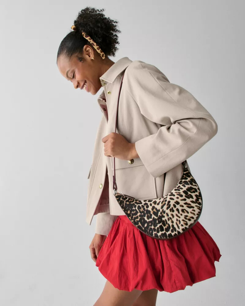 bolsa transversal duo leopard haircalf com estampa de leopardo multicolorida