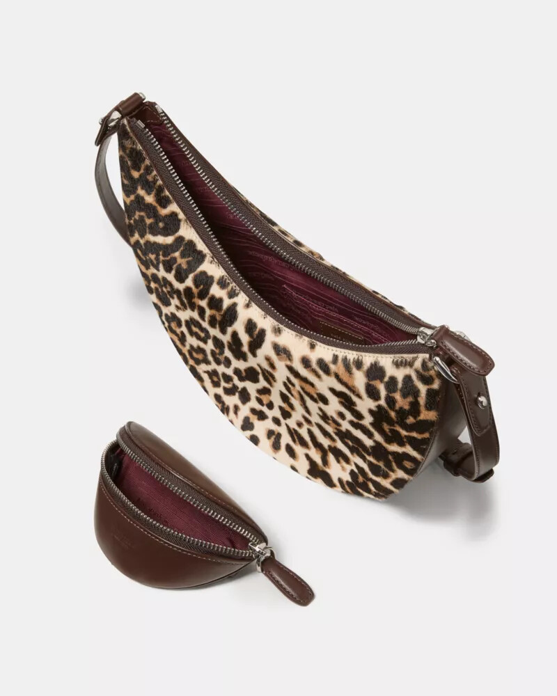 bolsa transversal duo leopard haircalf com estampa de leopardo multicolorida