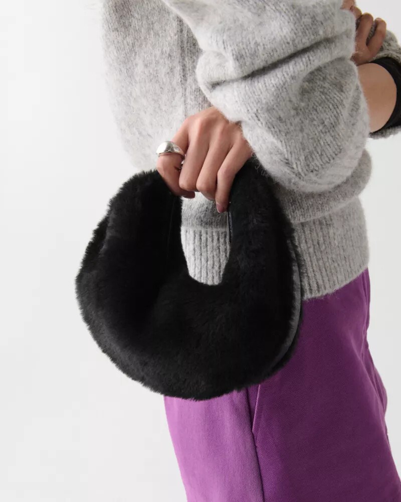 bolsa transversal duo shearling bear preta multicolorida