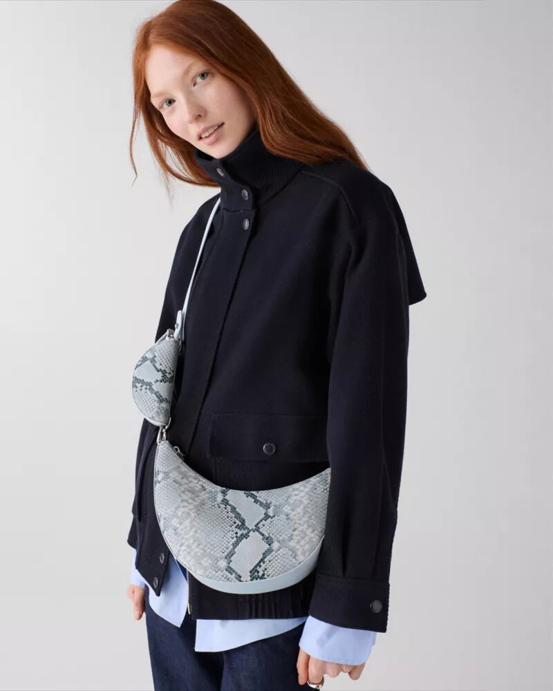 bolsa transversal duo snake com estampa cor safira clara.