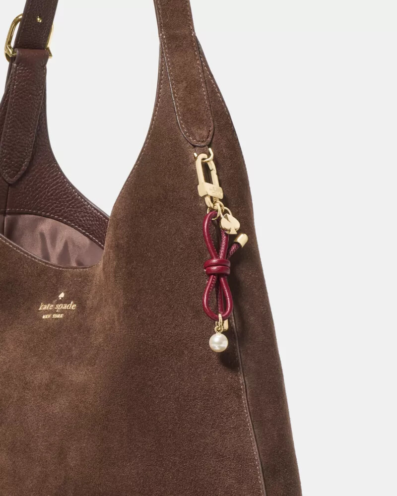 pingente de bolsa com laço e pérolas artificiais cor vermelho geleia.