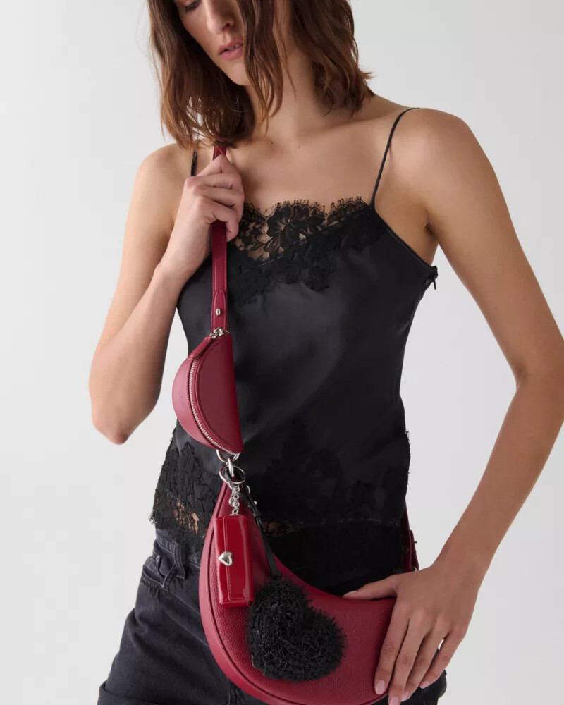 pingente de bolsa em tule em formato de coração preto.