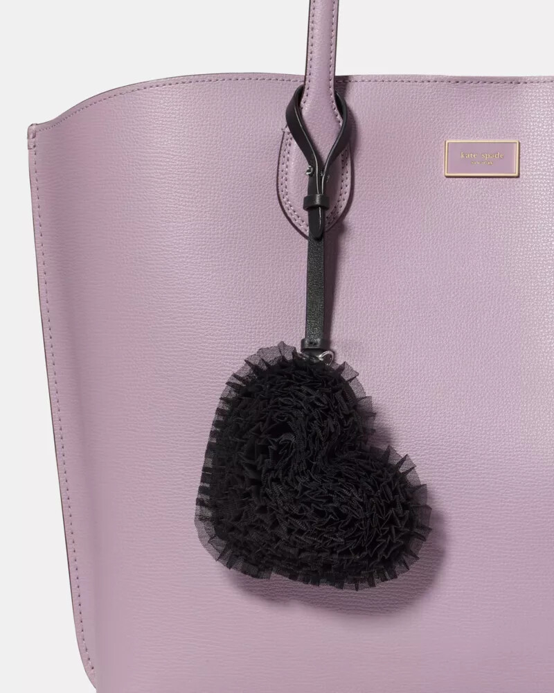 pingente de bolsa em tule em formato de coração preto.