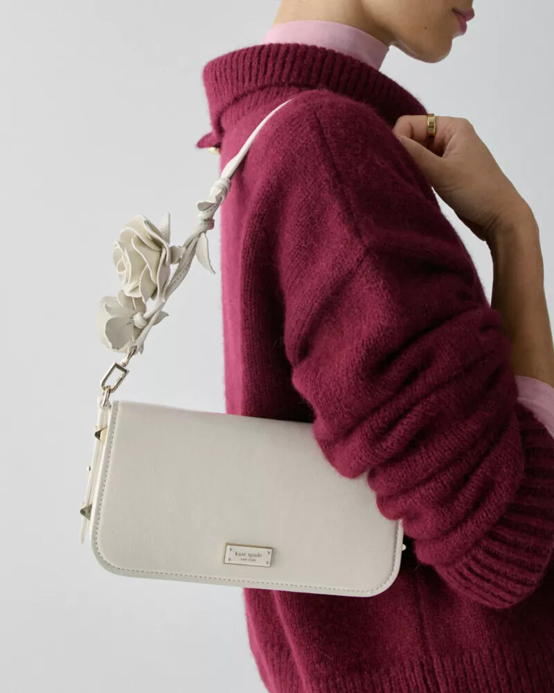 bolsa de ombro liv crinkle patent cor leite de caju.