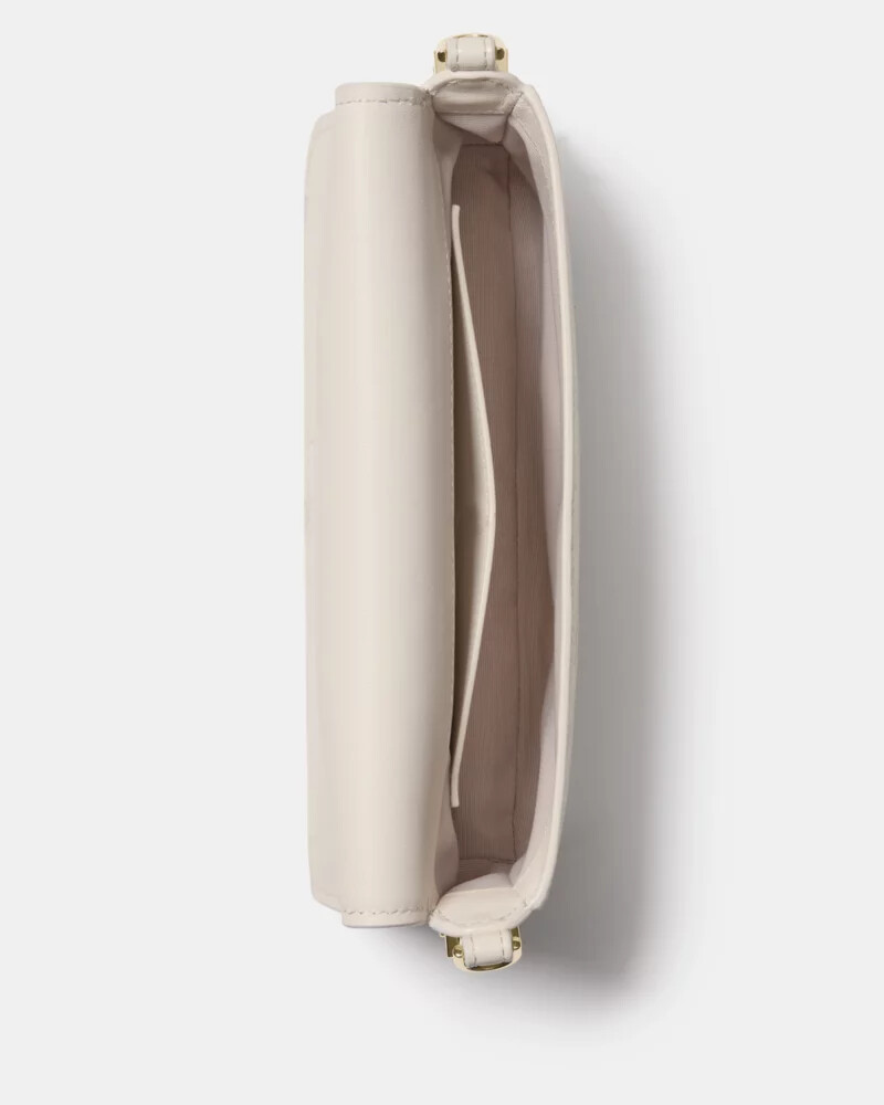 bolsa de ombro liv crinkle patent cor leite de caju.