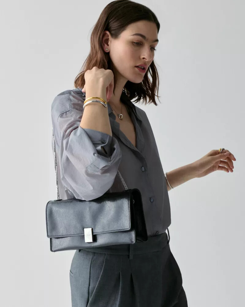 bolsa de ombro deco em couro macio com acabamento brilhante preta.