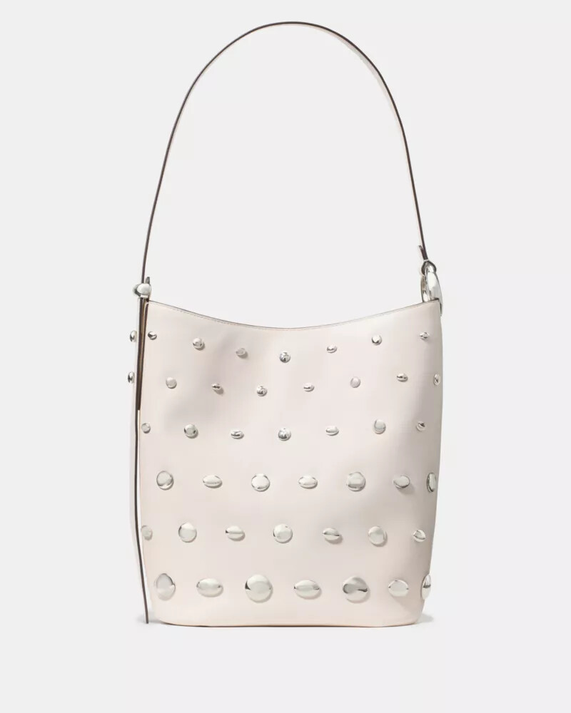 bolsa tipo balde com tachas halo na cor creme