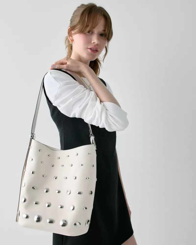 bolsa tipo balde com tachas halo na cor creme