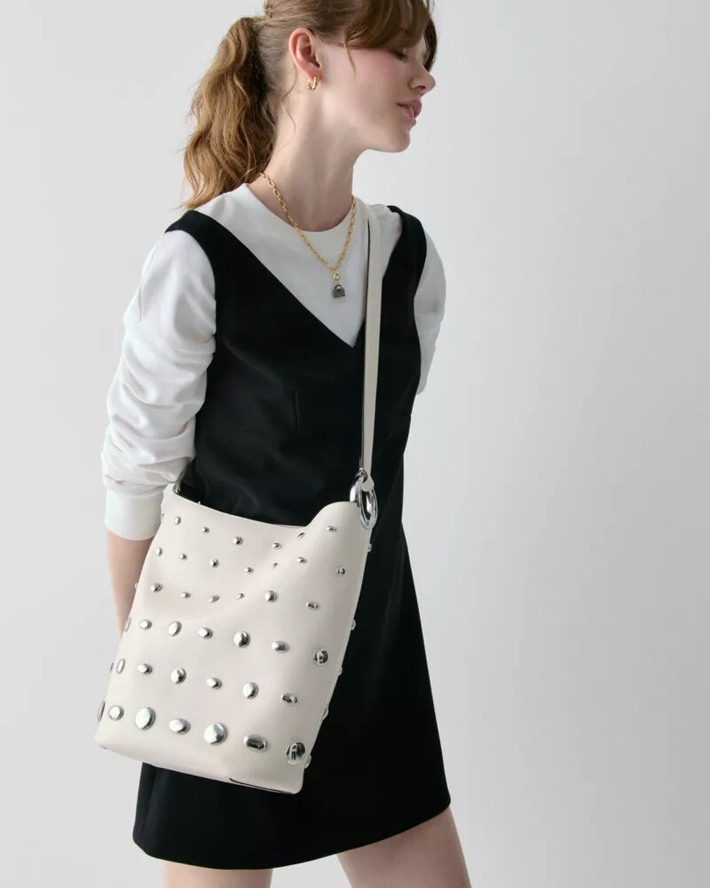bolsa tipo balde com tachas halo na cor creme