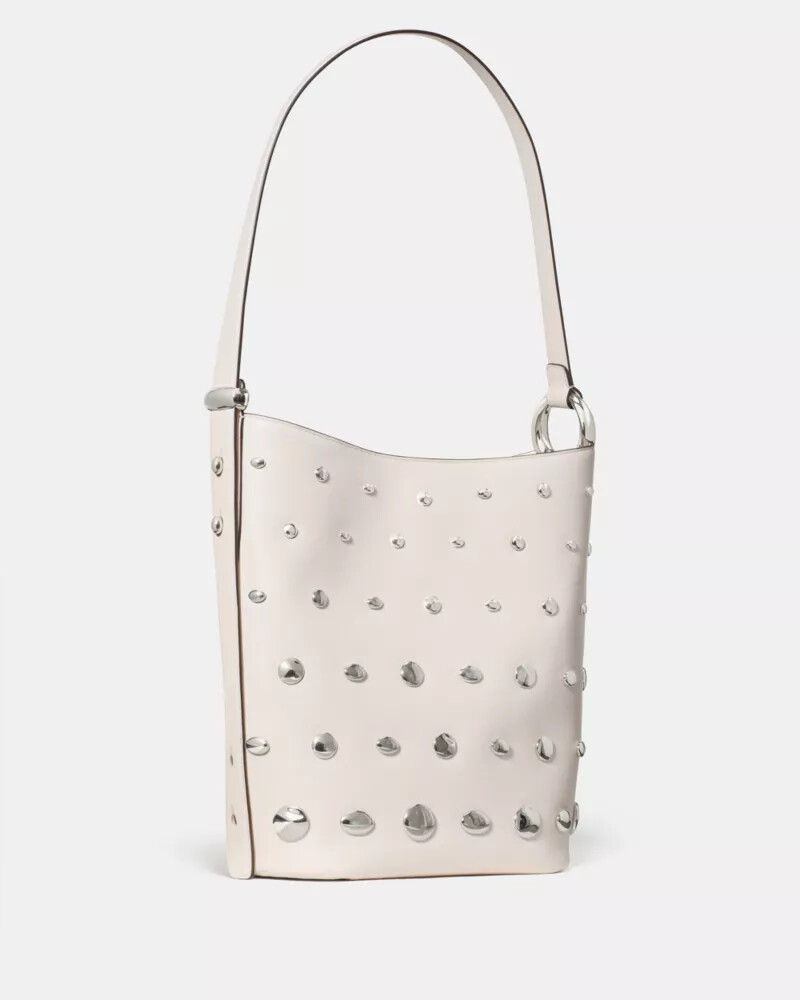 bolsa tipo balde com tachas halo na cor creme