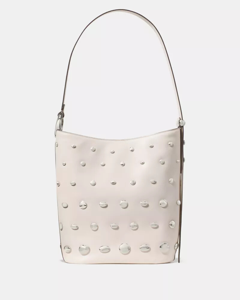 bolsa tipo balde com tachas halo na cor creme