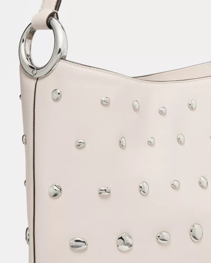 bolsa tipo balde com tachas halo na cor creme