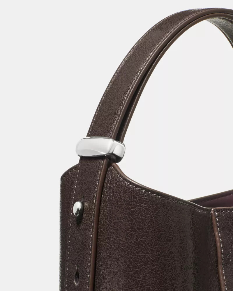 bolsa mini balde de couro glaceado halo com estampa de calda de chocolate quente