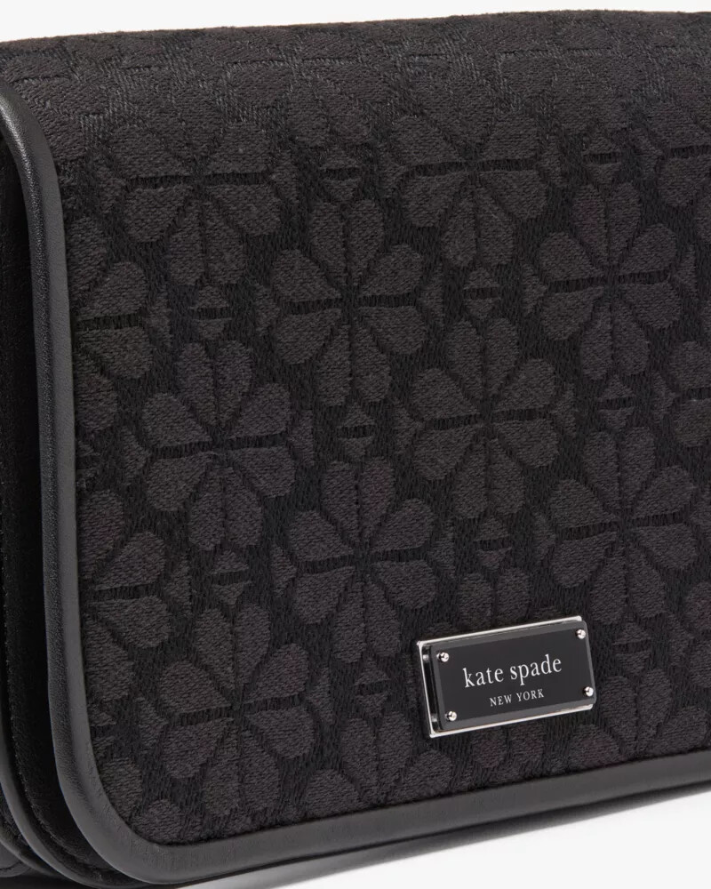 bolsa transversal liv spade com estampa floral em jacquard preta e multicolorida.