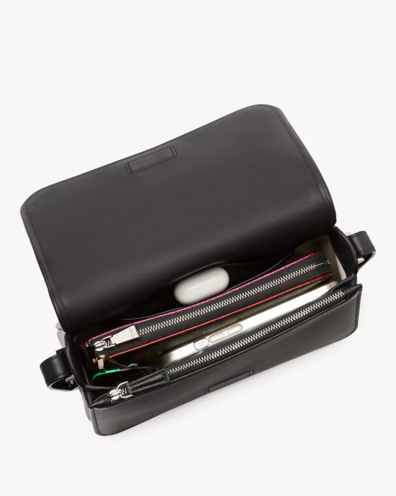 bolsa transversal liv spade com estampa floral em jacquard preta e multicolorida.