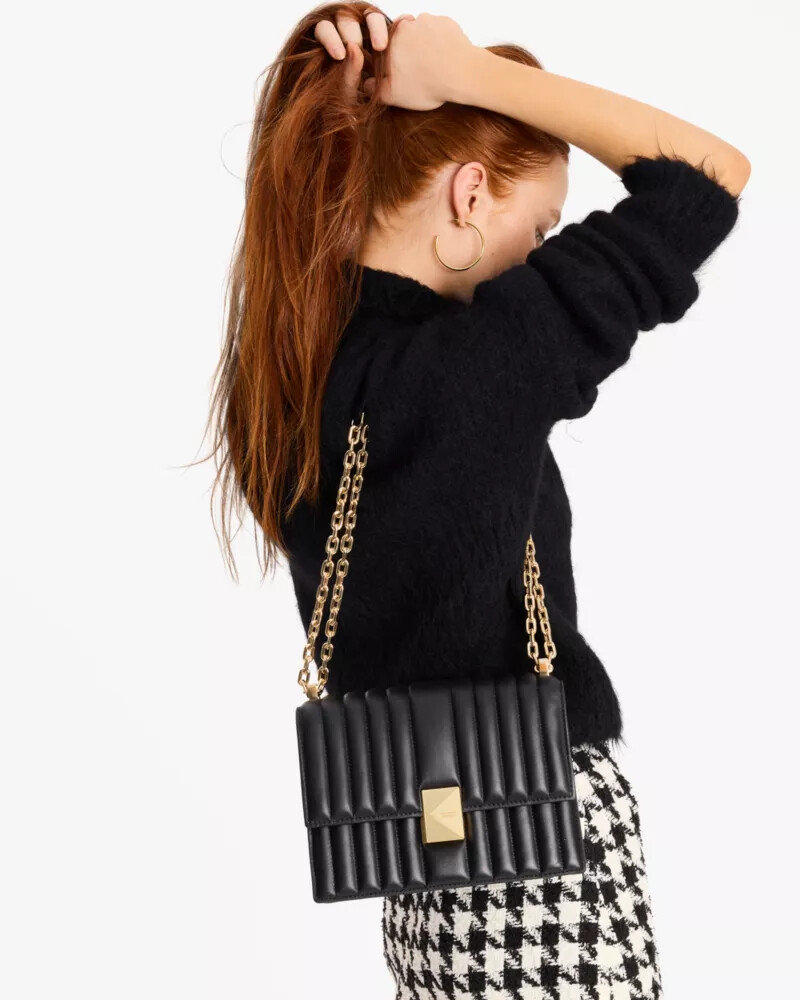 bolsa de ombro deco acolchoada com corrente preta.
