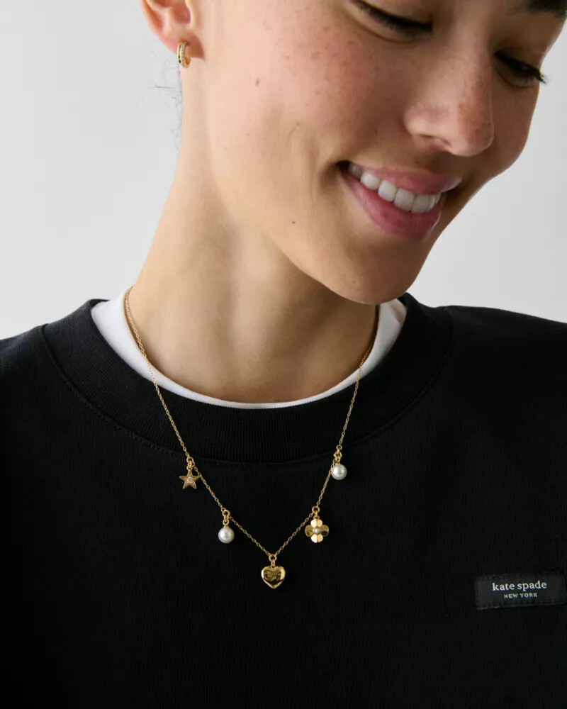 colar com pingente dourado multicolorido