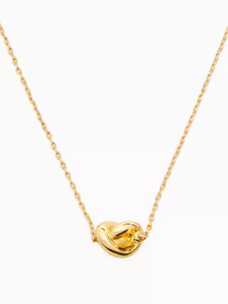 colar com pingente mini de nó de marinheiro dourado