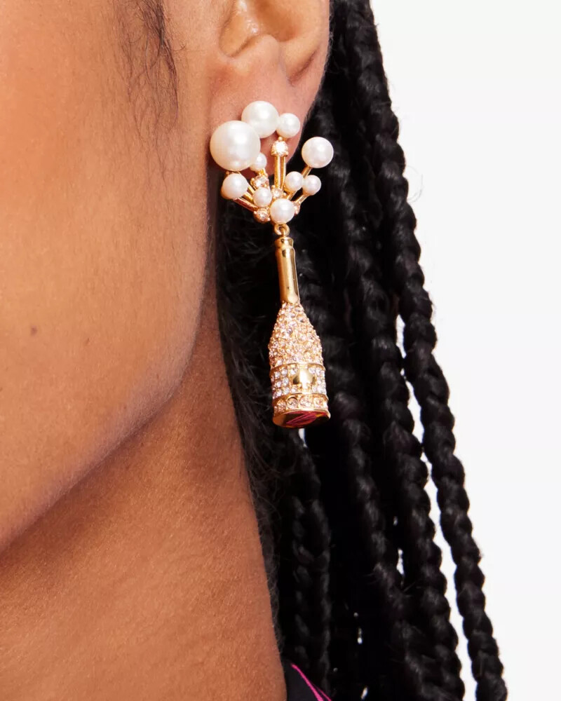 um brinde a esses brincos pendentes com champanhe. dourado.