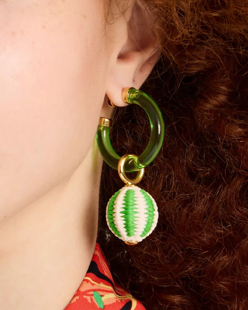 brincos de argola com pingente de ráfia verde multicolorido feeling bubbly