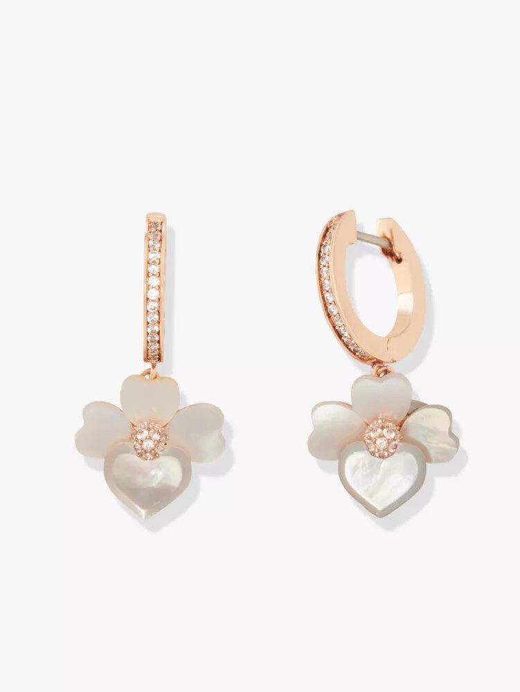 mini argolas com pingente de amor-perfeito cravejado de pérolas.