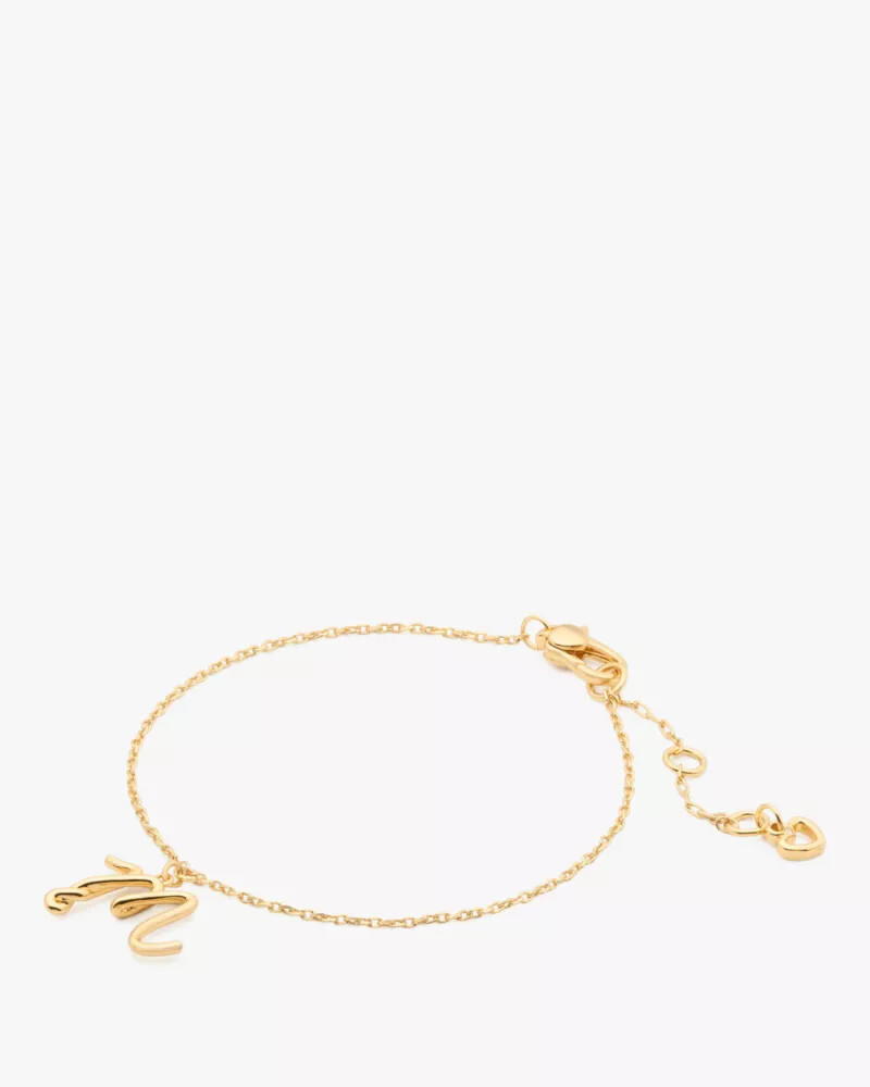 pulseira dourada com inicial em estilo cursivo