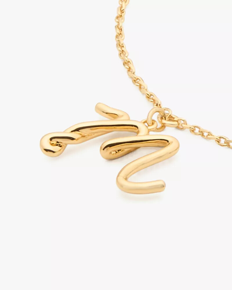 pulseira dourada com inicial em estilo cursivo