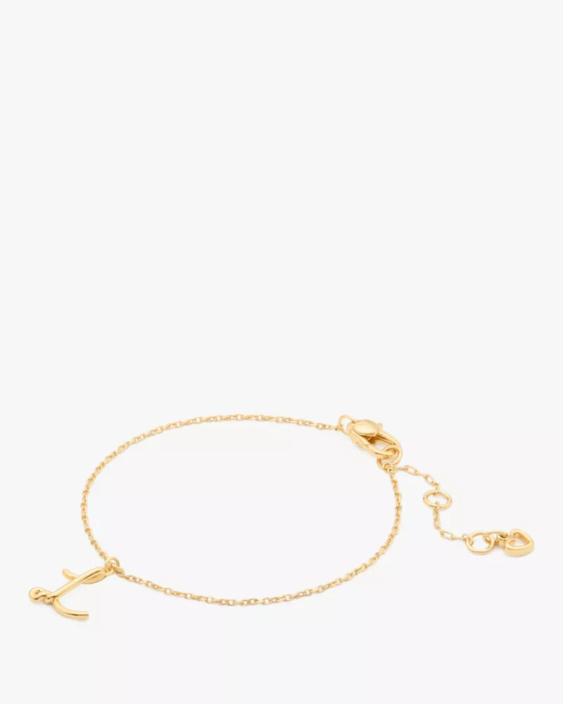 pulseira dourada com inicial em estilo cursivo