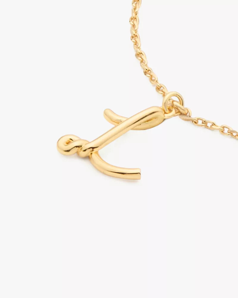 pulseira dourada com inicial em estilo cursivo