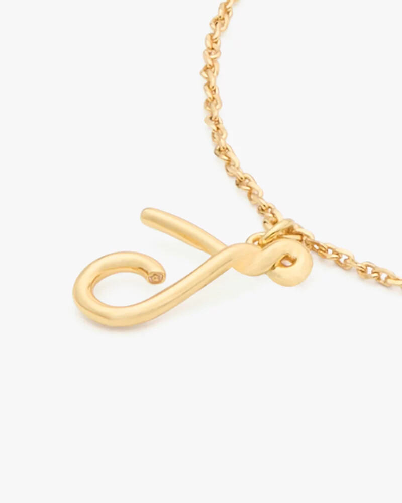 pulseira dourada com inicial em estilo cursivo