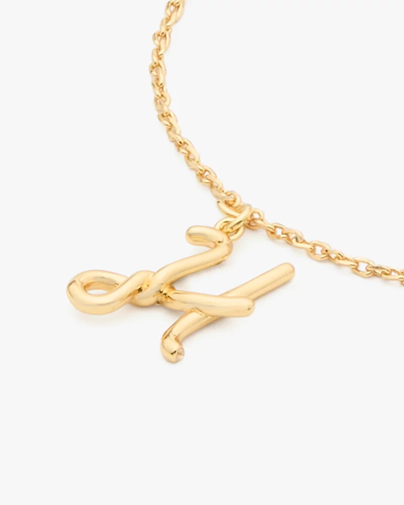 pulseira dourada com inicial em estilo cursivo