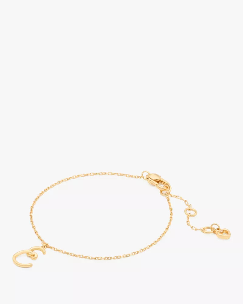pulseira dourada com inicial em estilo cursivo
