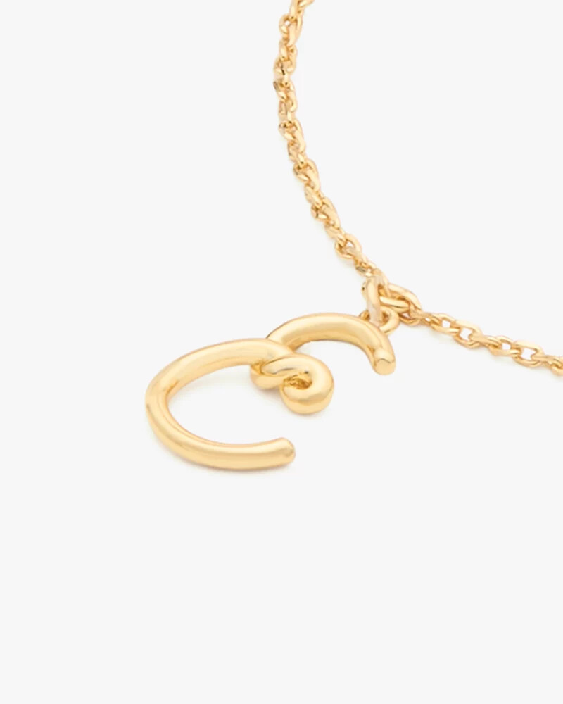 pulseira dourada com inicial em estilo cursivo