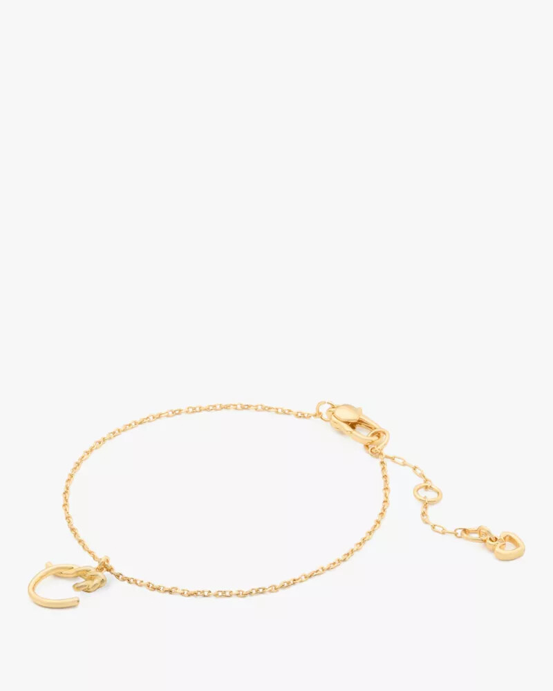 pulseira dourada com inicial em estilo cursivo