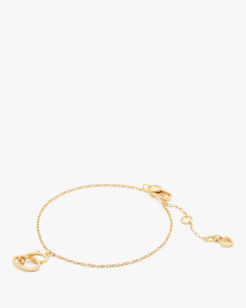 pulseira dourada com inicial em estilo cursivo