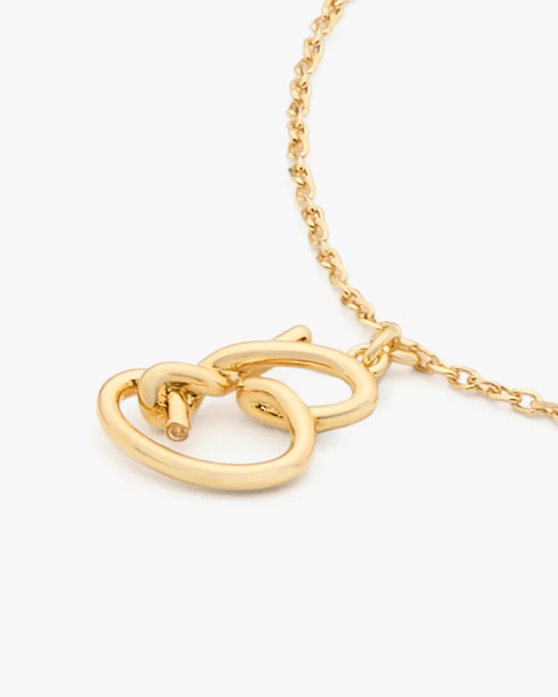 pulseira dourada com inicial em estilo cursivo