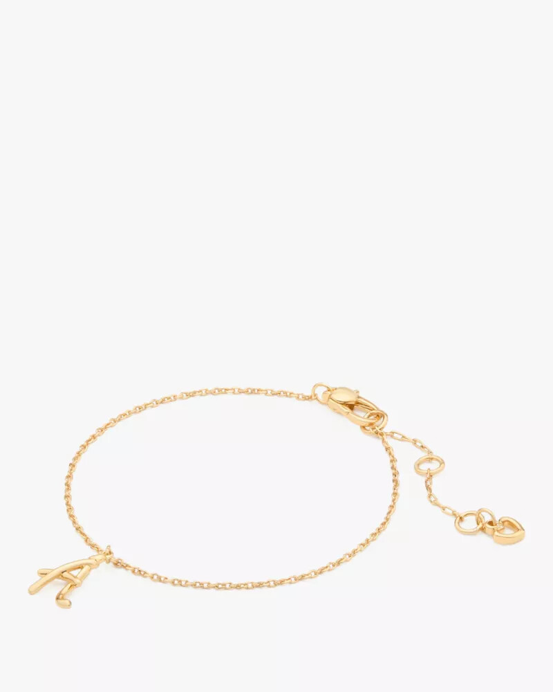 pulseira dourada com inicial em estilo cursivo