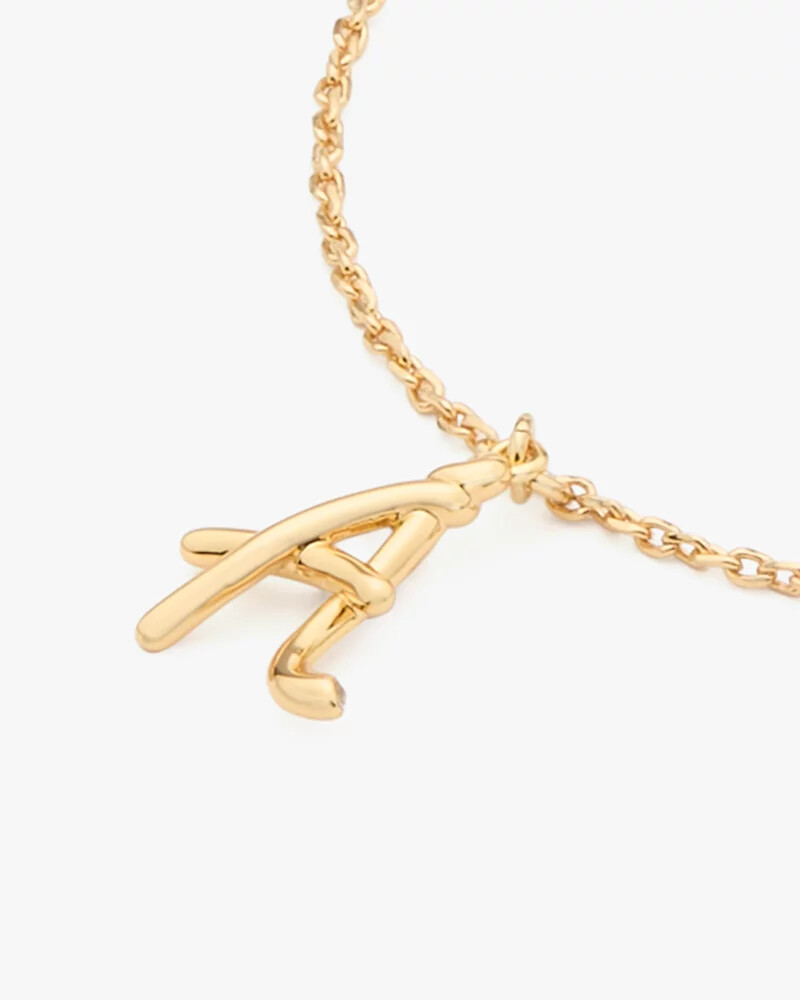 pulseira dourada com inicial em estilo cursivo