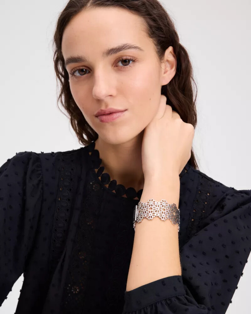 pulseira de renda com flor de espadas prateada