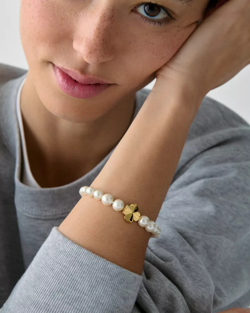 pulseira de pérolas em formato de flor de espadas e ouro branco