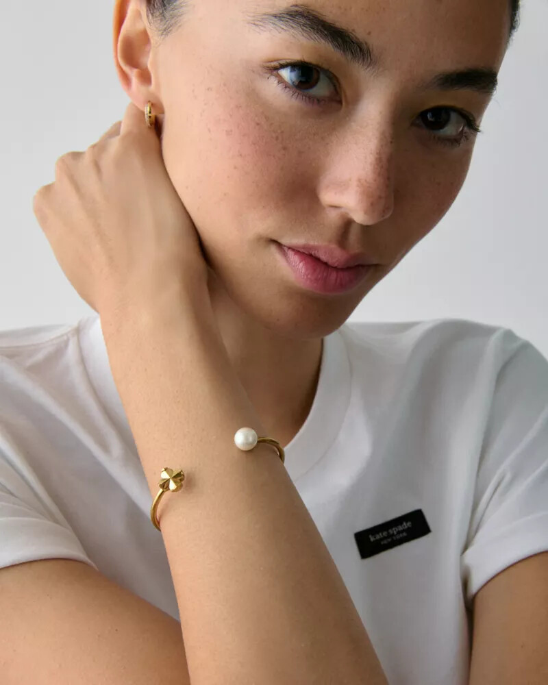 bracelete com pérolas em formato de flor de espadas e ouro branco