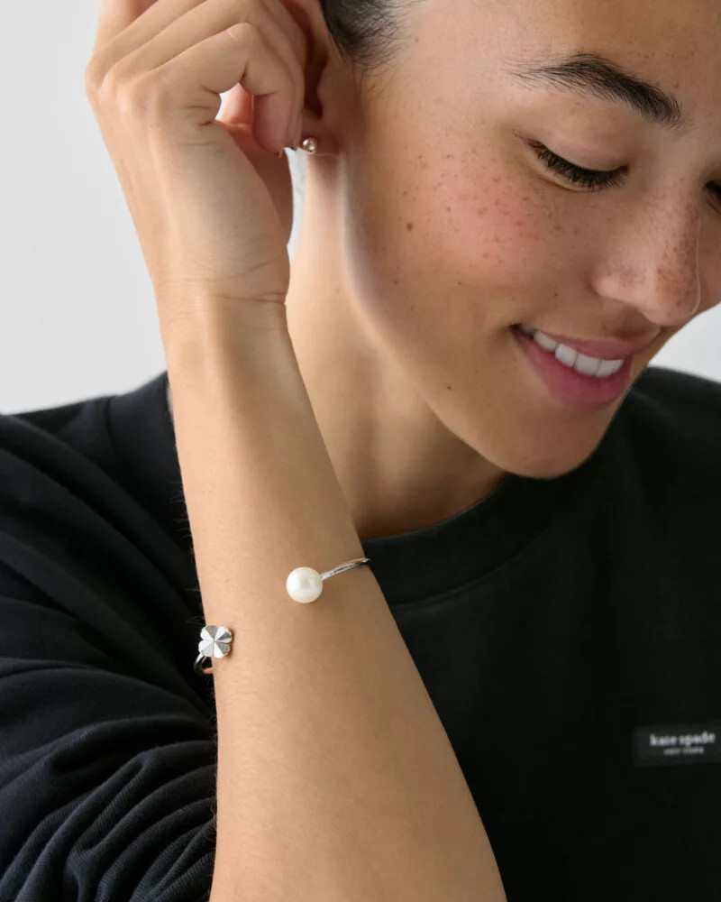 bracelete multicolorido com pérolas em formato de flor de espada