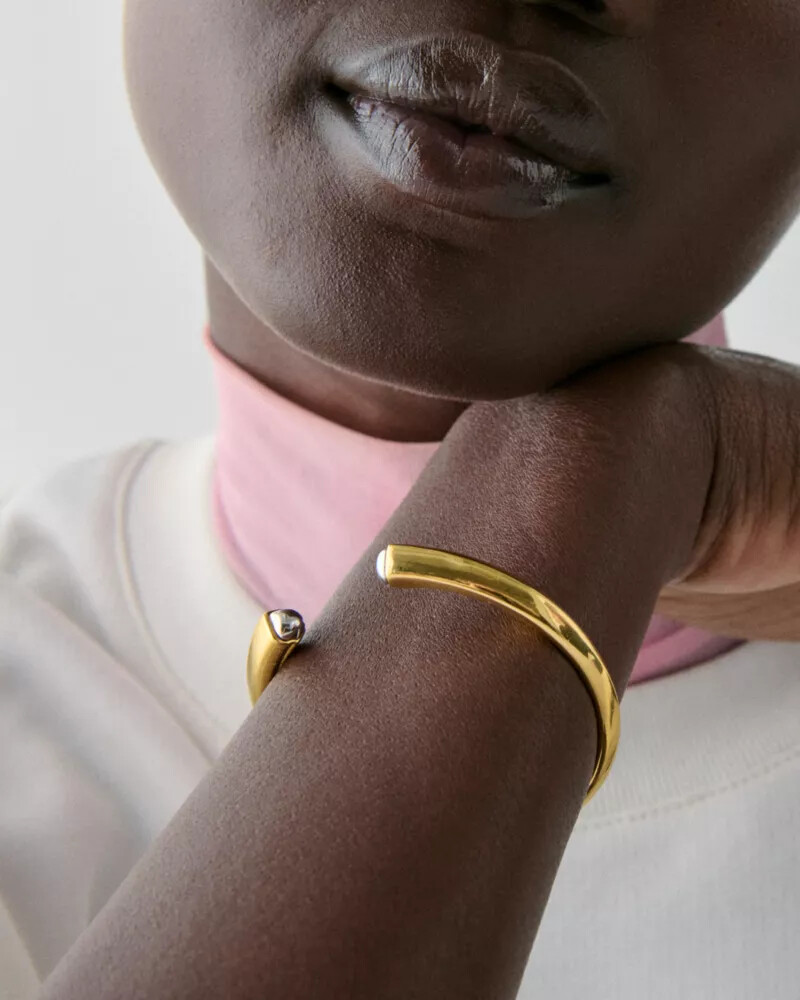bracelete esculpido em formato de espada dourado e prateado