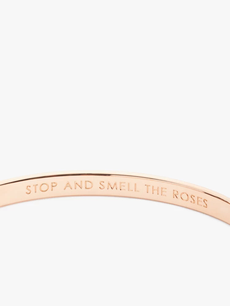 pulseira com a frase pare e aprecie o aroma das rosas em ouro rosa