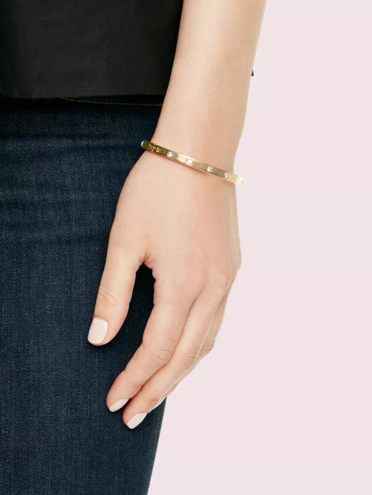 pulseira articulada dourada com detalhes em pedra.