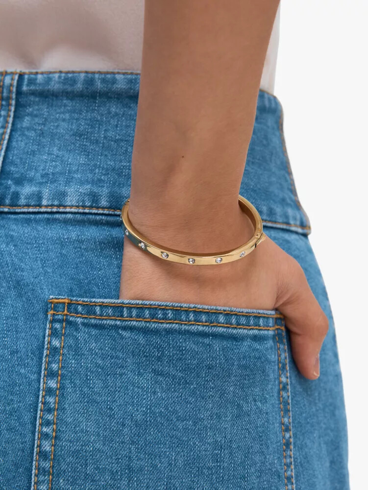 pulseira articulada dourada com detalhes em pedra.